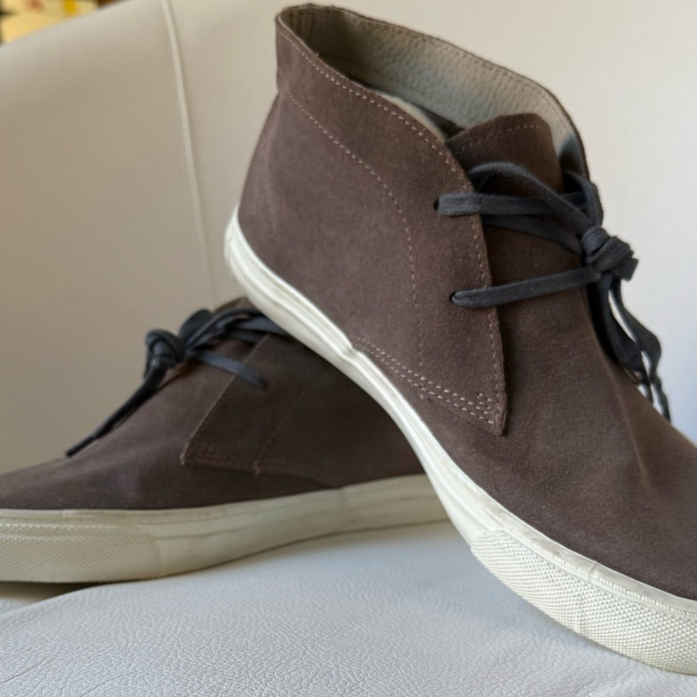 Banana Republic Men's Suede Chukka Boots/ HighTopshyy
Color Brown Size 9